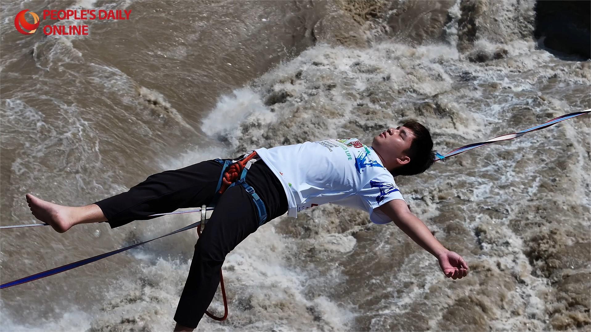 Thrilling slackline show stuns spectators in SW China’s Yunnan