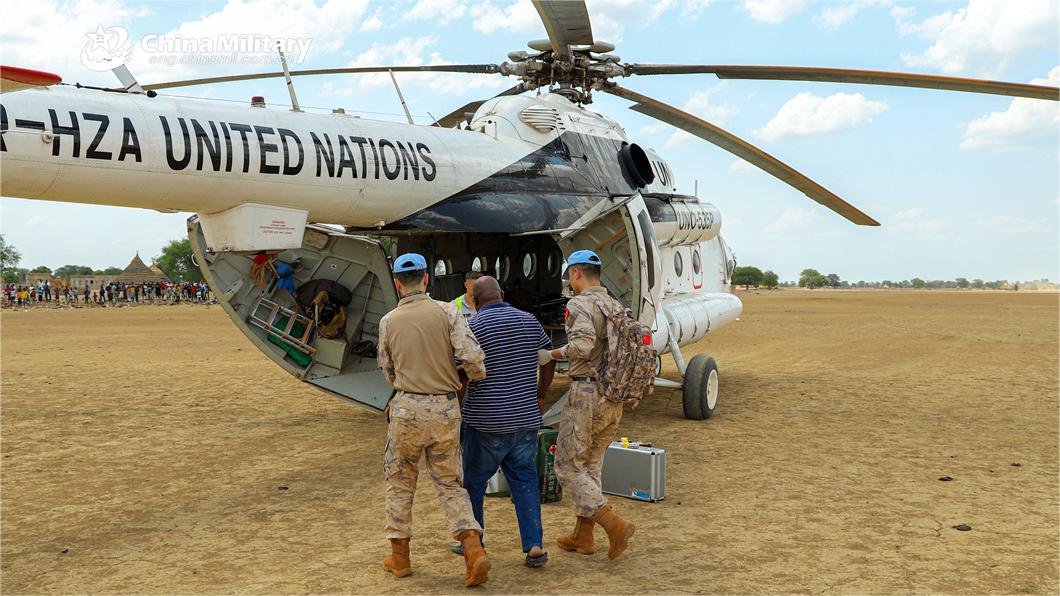 Chinese peacekeepers treat the wounded in South Sudan