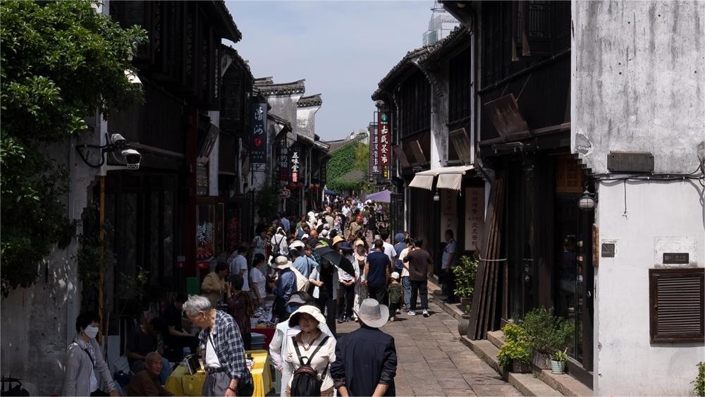 Tourists flock to China's Yuehe Old Street ahead of Dragon Boat Festival