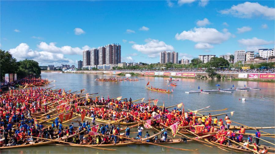 Dragon boat race sets world record in C China