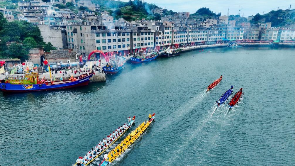 Contestants participate in dragon boat race in Lianjiang County, China's Fujian