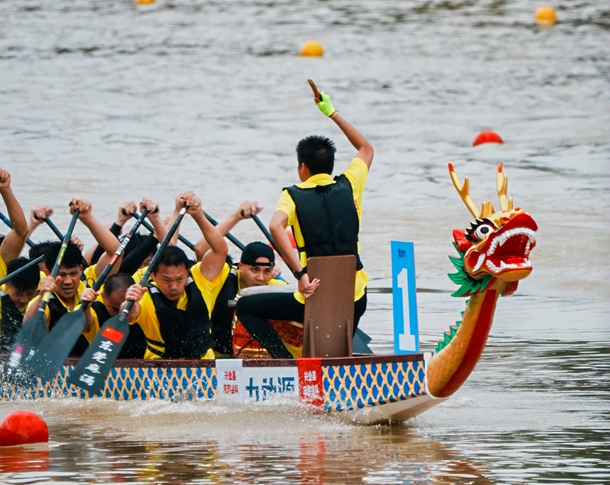 Dragon boat race held in Yulin, S China's Guangxi to mark Duanwu Festival