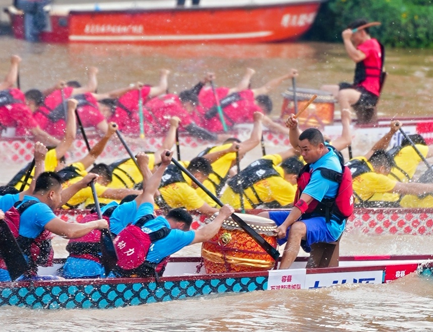 Dragon boat race held in Yulin, S China's Guangxi to mark Duanwu Festival