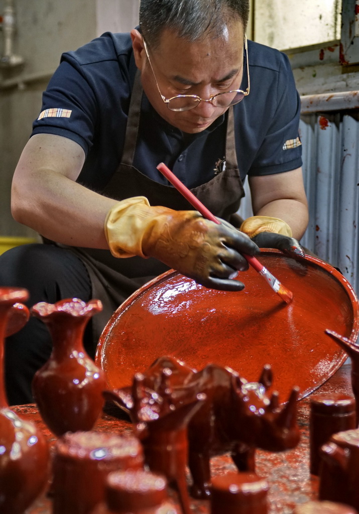 Master artisan passes on time-honored craft of carved lacquerware