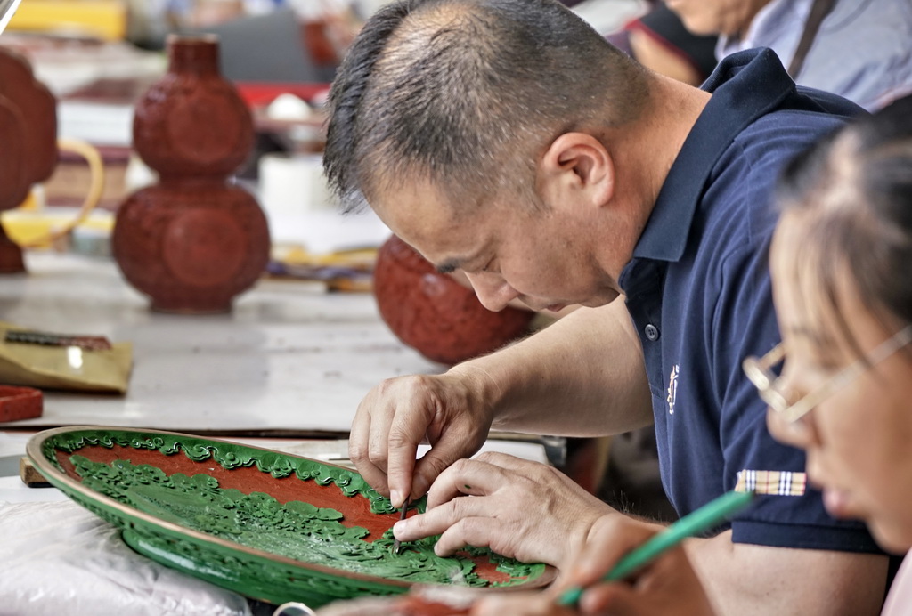 Master artisan passes on time-honored craft of carved lacquerware