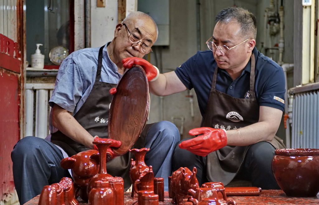 Master artisan passes on time-honored craft of carved lacquerware