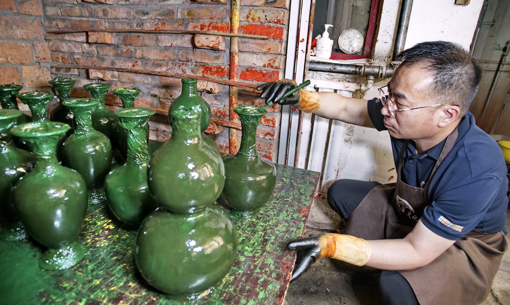 Master artisan passes on time-honored craft of carved lacquerware