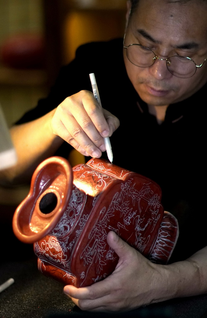 Master artisan passes on time-honored craft of carved lacquerware