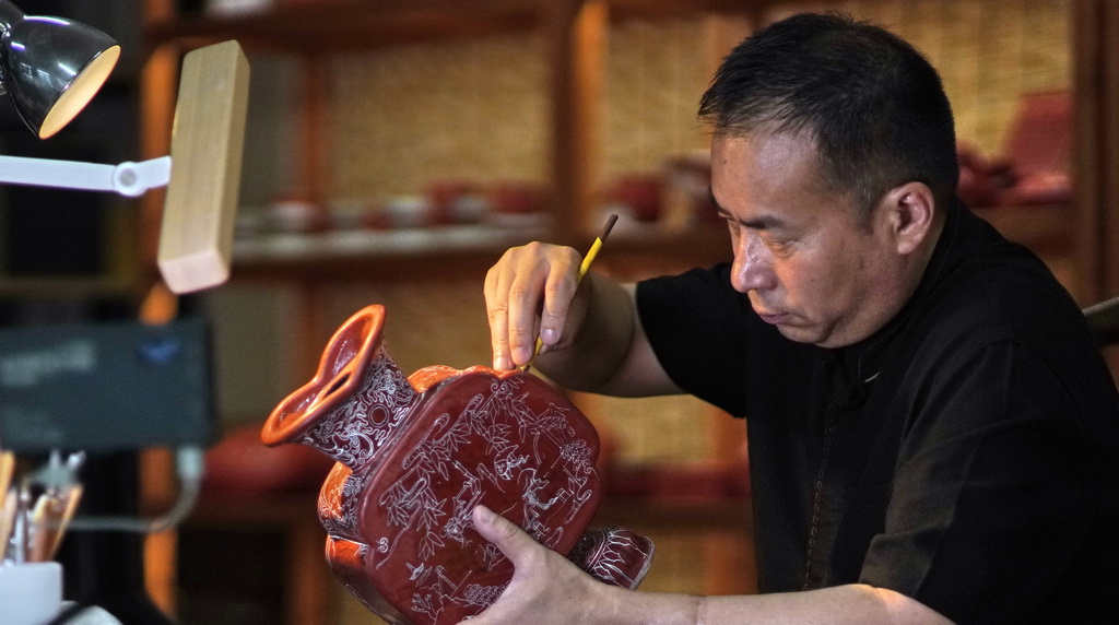 Master artisan passes on time-honored craft of carved lacquerware