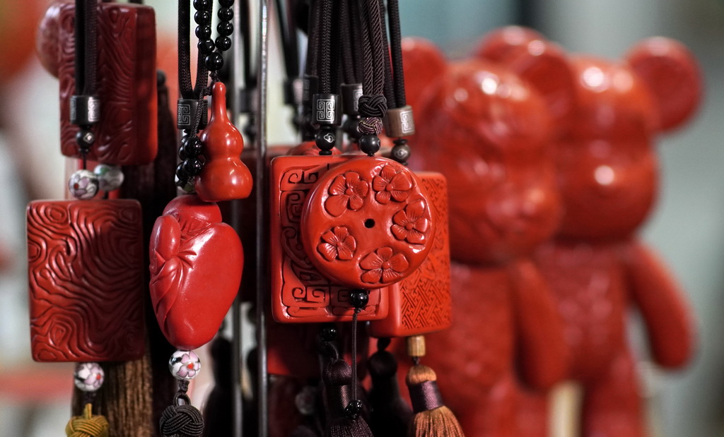 Master artisan passes on time-honored craft of carved lacquerware