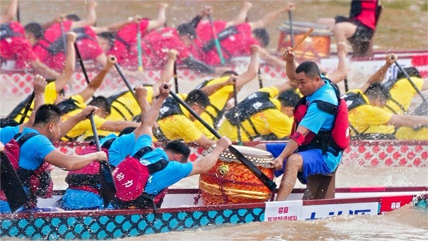 Dragon boat race held in Yulin, S China's Guangxi to mark Duanwu Festival