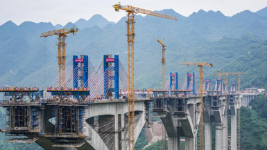 Liuzhi grand bridge on expressway under construction in SW China