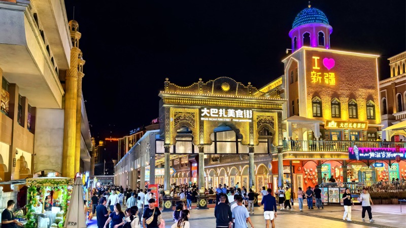 A glimpse of vibrant nightlight at international grand bazaar in NW China's Xinjiang