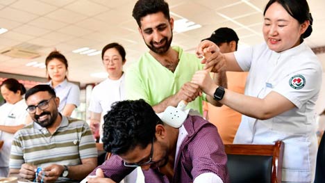 Int'l students experience charm of TCM culture in China's Qingdao