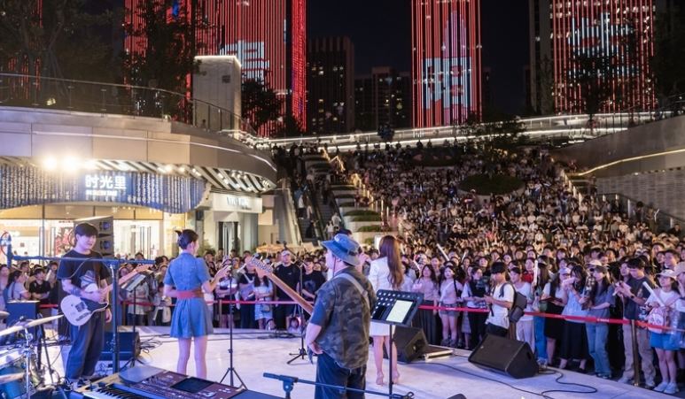 Roadside concerts light up vibrant night life in Guiyang