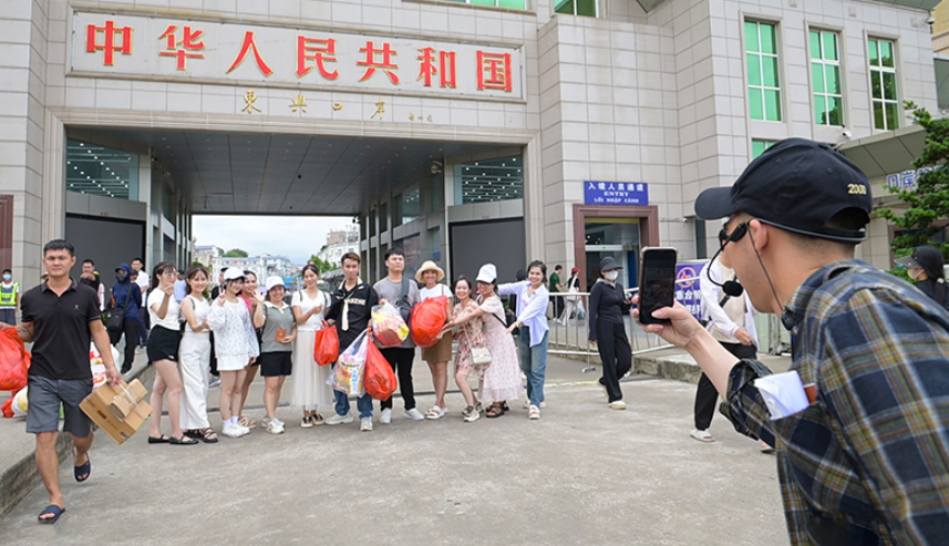 中越边境旅游在中国南部广西蓬勃发展