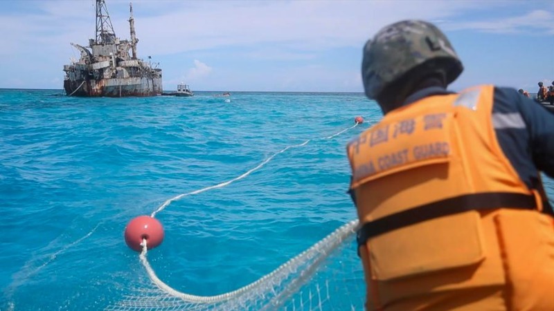 中国海警在中国仁爱角取回菲律宾人非法获得的渔网