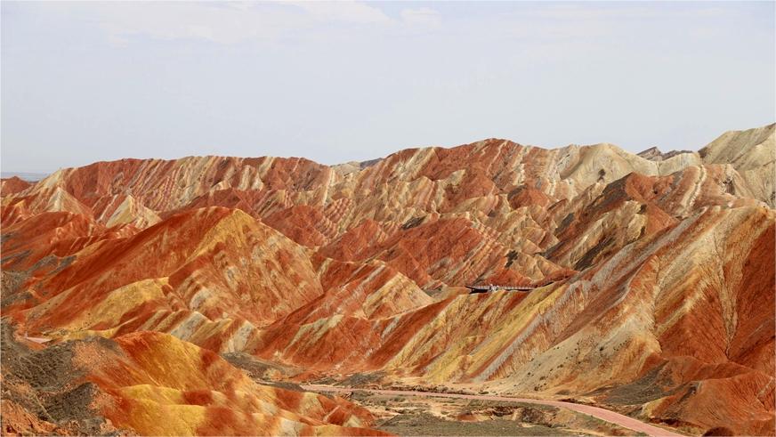 Colorful Danxia landform in NW China attracts tourists
