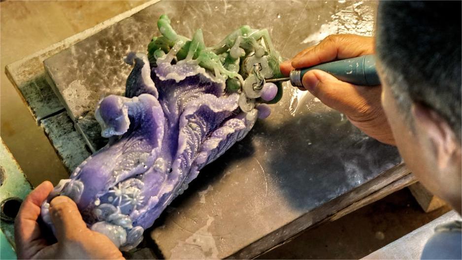Pic story: inheritor of jade carving art in Beijing