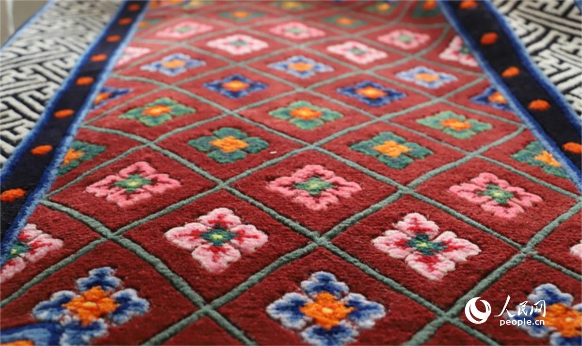Carpet weaving technique inheritor passes down traditions