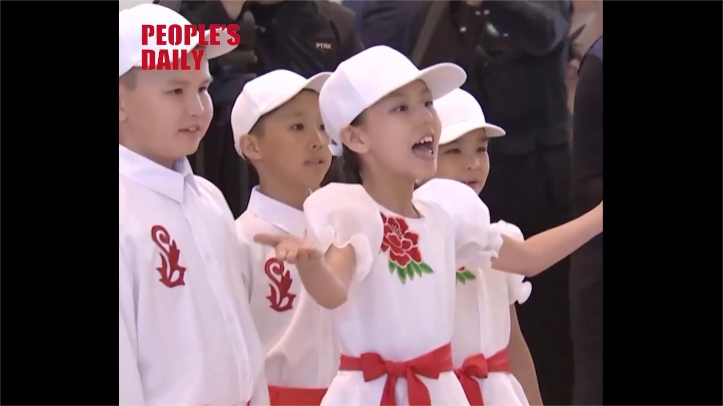 Xi watches Kazakh children sing Chinese song