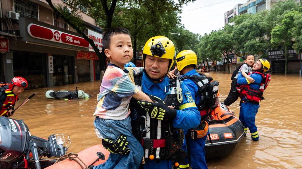 Unwavering resolve of armed police forces combating floods in Central China