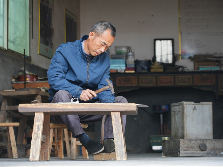 Inheritor passes on tin carving techniques in China's Jiangxi