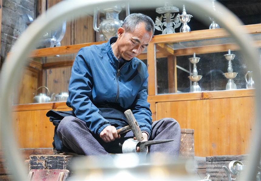 Inheritor passes on tin carving techniques in China's Jiangxi