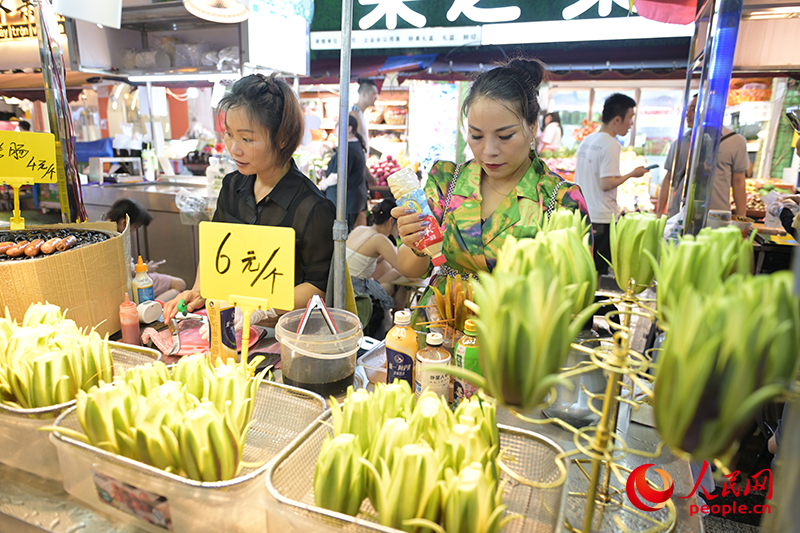 Vibrant nightlife attracts visitors to S China's Guangxi