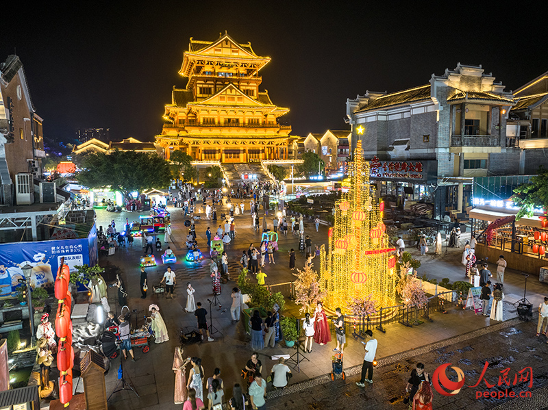 Vibrant nightlife attracts visitors to S China's Guangxi