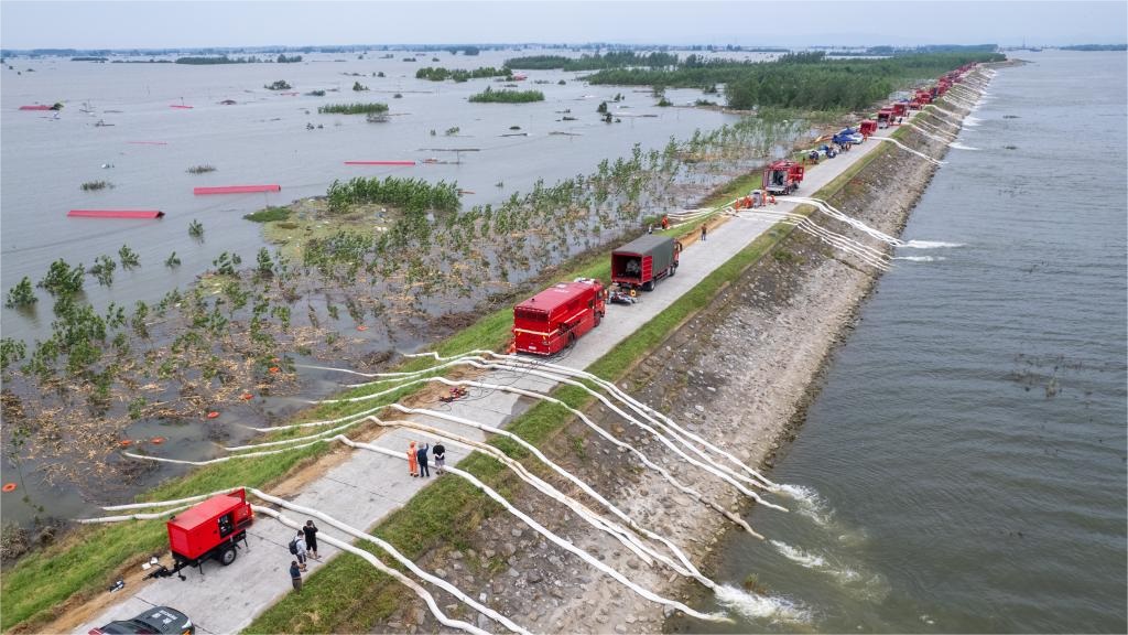 Rescuers drain floodwater at Dongting Lake dike in C China