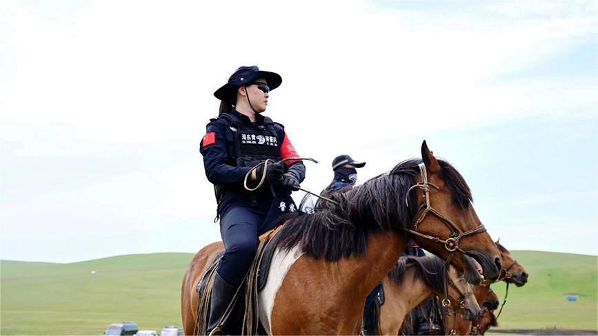 Mounted patrol team becomes a tourist attraction in N China's Inner Mongolia