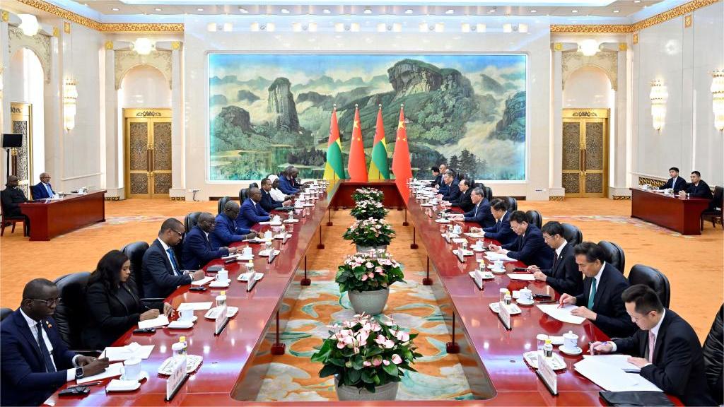 Chinese premier meets Guinea-Bissau president in Beijing