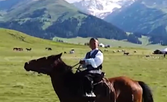 Nalati grassland showdown: Boy races horse with car