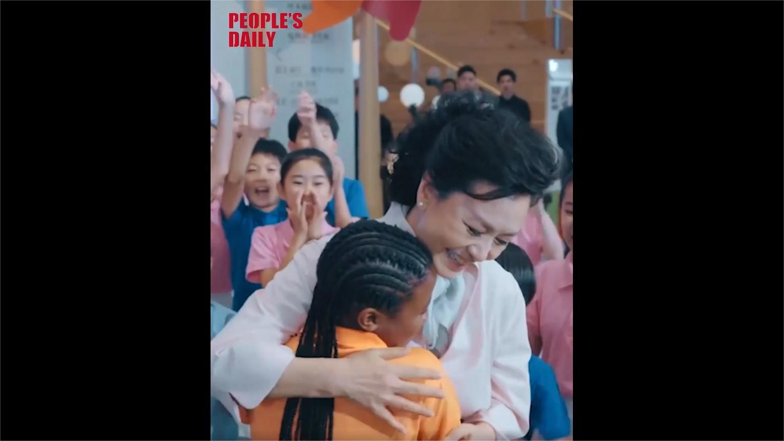 Peng Liyuan attends summer camp for Chinese, African children