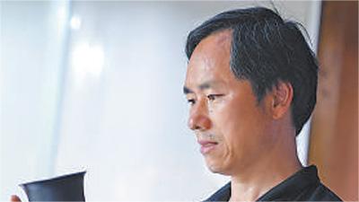 Inheritor dedicated to passing on traditional black pottery making techniques in China's Jiangxi