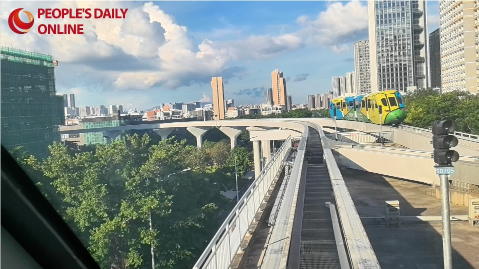 British students experience the future of public transit in Shenzhen, S China