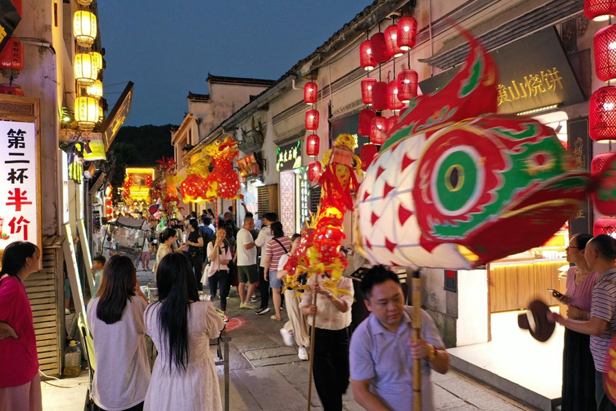 Traditional fish-shaped lanterns light up night economy in Yixian county, E China’s Anhui