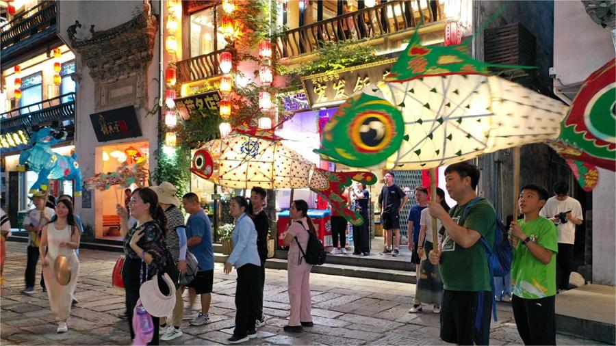 Traditional fish-shaped lanterns light up night economy in Yixian county, E China’s Anhui