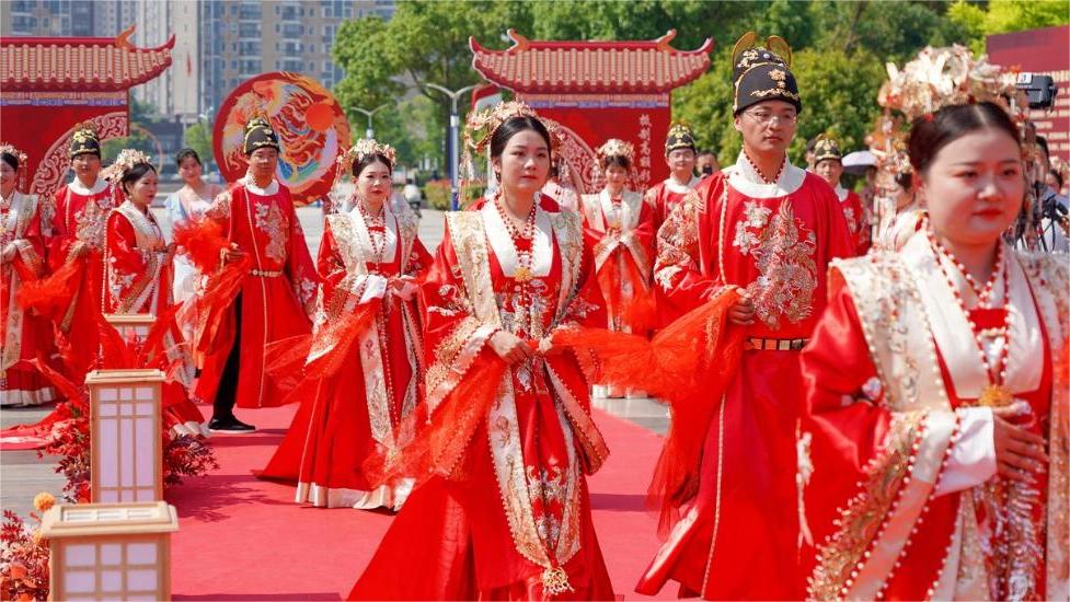 Weddings enjoy a "less is more" revolution