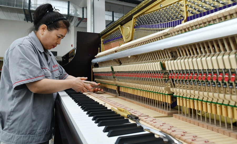 Musical instrument manufacturing leads way towards high-quality economic development in Suning, N China’s Hebei