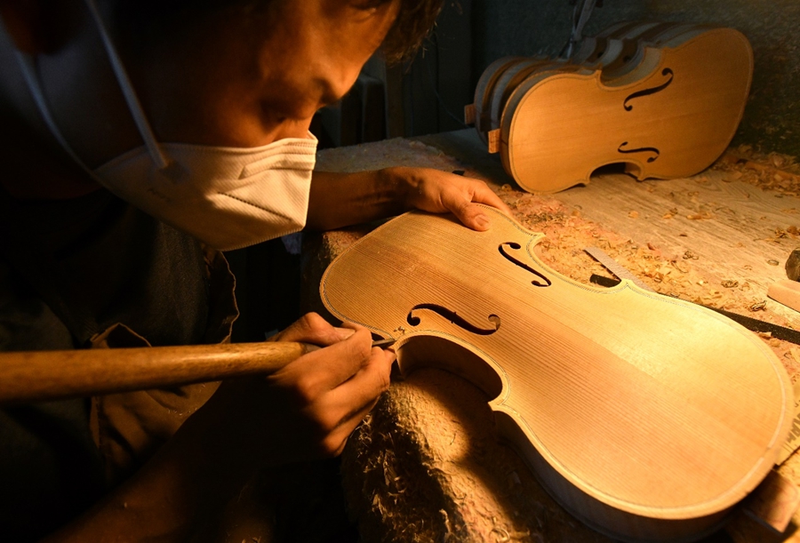 Musical instrument manufacturing leads way towards high-quality economic development in Suning, N China’s Hebei