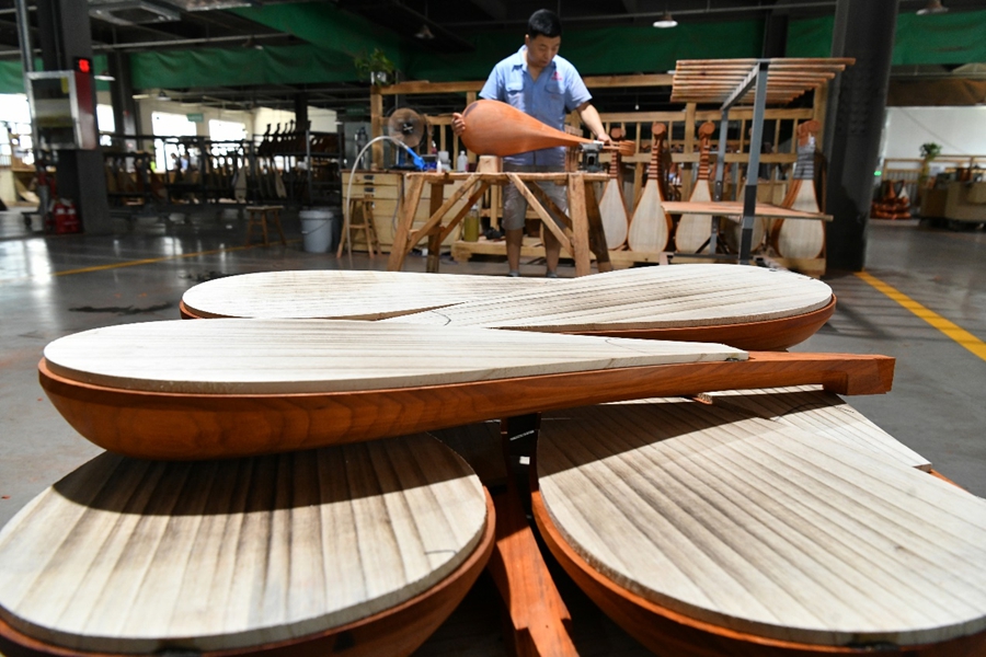 Musical instrument manufacturing leads way towards high-quality economic development in Suning, N China’s Hebei