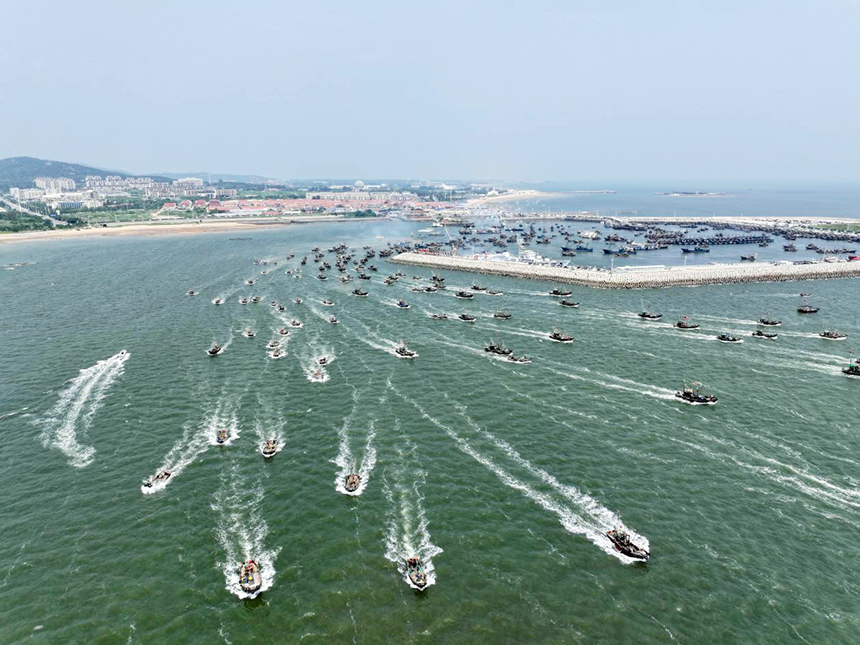 Hundreds of fishing boats set sail in E China as fishing ban lifted