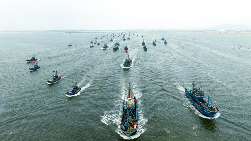 Hundreds of fishing boats set sail in E China as fishing ban lifted