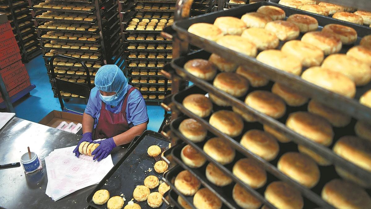 Mooncake-making village ramps up production ahead of festival
