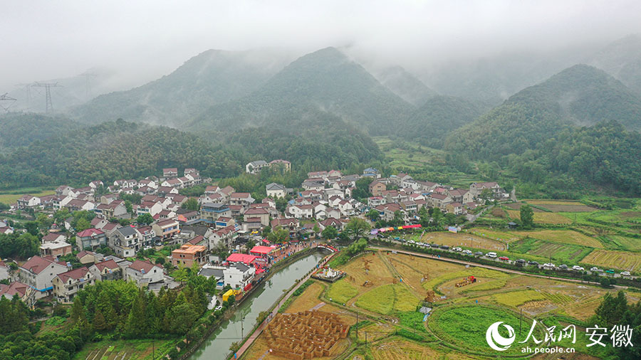 Chinese farmers celebrate annual harvest festival in Anhui village