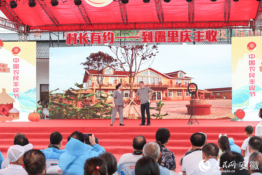 Chinese farmers celebrate annual harvest festival in Anhui village