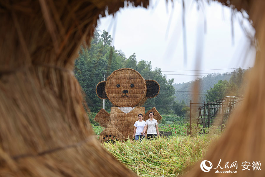 Chinese farmers celebrate annual harvest festival in Anhui village