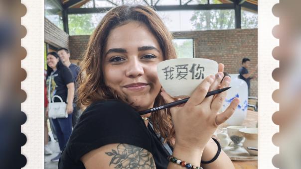 Foreign journalists decorate pottery, learn to express their love in Chinese